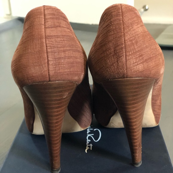 Oscar de la Renta Textured Leather Open Toe Pumps - Picture 4 of 8